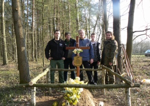 Zadbali o kolejną leśną mogiłę