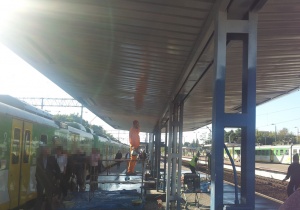 Odświeżanie wiat na peronach PKP