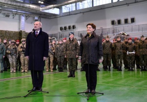 Premier Beata Szydło i minister Antoni Macierewicz w 23. Bazie Lotnictwa Taktycznego