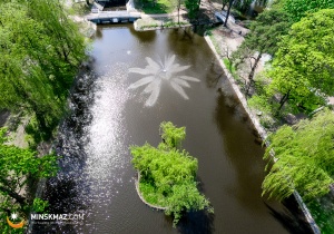 Ł&oacute;dki i rowery w parku