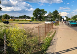 Dziki parking przy stacji PKP ogrodzony