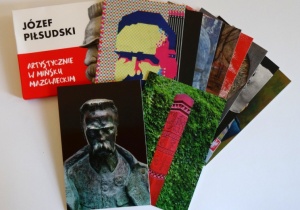 Książka i pocztówki z Marszałkiem