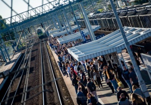 Op&oacute;źnienie przez skomunikowanie