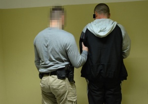 Wpadł podczas pr&oacute;by pisania obraźliwego tekstu o policjantach na elewacji komendy