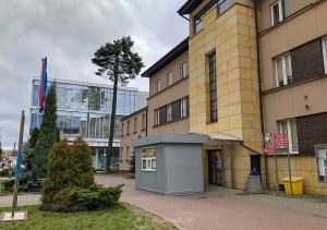 Przed wejściem do Starostwa