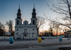 Kolorowe pisanki na Starym Rynku i przed Urzędem Miasta