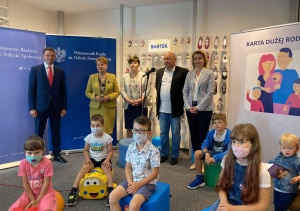 Nowy partner Karty Dużej Rodziny. Wiceminister Barbara Socha podpisała umowę z firmą Bartek.