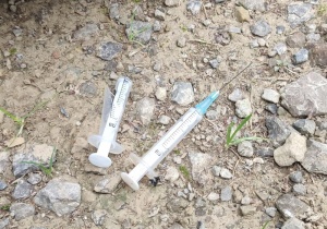 Niezabezpieczona strzykawka z igłą była w worku na śmieci. Ukłuł się podleśniczy