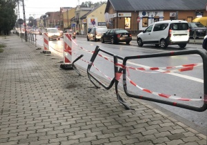 Samochód uszkodził barierki przy ul. Warszawskiej