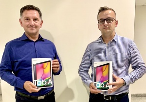 Powiatowi radni Prawa i Sprawiedliwości oddają tablety dla uczniów
