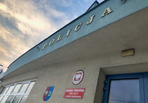 W przypływie złości porysował karoserię samochodu.  Policjanci zatrzymali go gdy kładł się na torach kolejowych