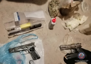 Broń i narkotyki zabezpieczone podczas policyjnej akcji