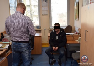 Nietrzeźwy nie zatrzymał się do kontroli i chciał przejechać policjanta