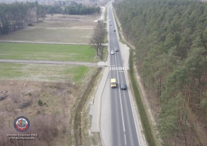 Policyjny dron rejestruje wykroczenia w ruchu drogowym