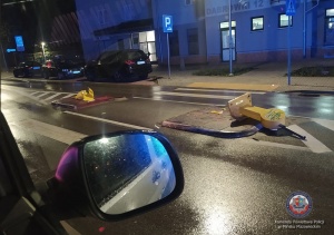 Uszkodził znaki drogowe, zderzył się z citroenem i odjechał. Był nietrzeźwy