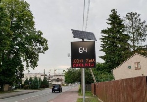 Tablica świetlna ostrzegająca kierowc&oacute;w o przekroczeniu prędkości