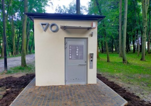 Toaleta publiczna w parku miejskim