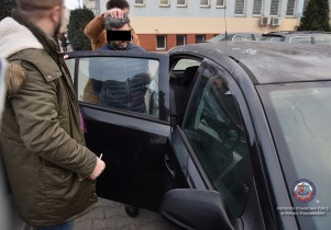 Obywatele Gruzji ukradli listonoszowi prawie 20 tys. zł. Zostali zatrzymani w pościgu