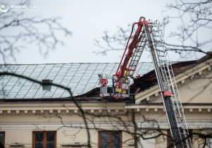 Wichura i śnieżyca w Mińsku Mazowieckim i powiecie mińskim. Zerwane dachy, powalone drzewa