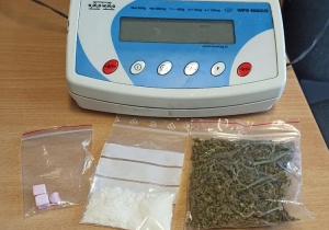 20-latek odpowie za posiadanie narkotyk&oacute;w, znieważenie i naruszenie nietykalności cielesnej policjanta