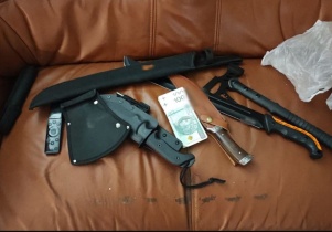 Chciał kupić samoch&oacute;d, został obezwładniony i okradziony. Policjanci zatrzymali sprawc&oacute;w