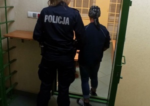 Dzielnicowi ustalili i zatrzymali sprawc&oacute;w kradzieży akumulatora do hulajnogi