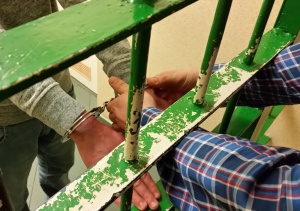 Podczas jazdy pociągiem rozmawiali, że zaraz będą zażywać narkotyki. Ich rozmowę usłyszał jadący na służbę policjant...