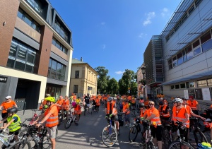 Bibliotekarze i czytelnicy na rowerach