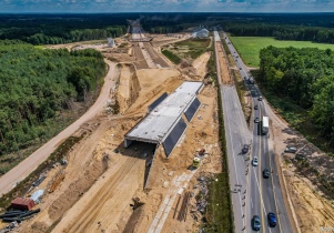 Widziane z góry: budowa autostrady A2 na wschód od Kałuszyna