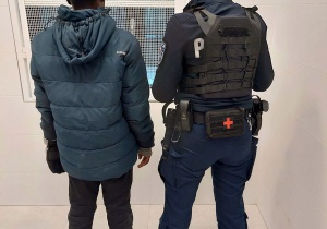 Policjanci udzieli wsparcia zdezorientowanemu obcokrajowcowi