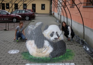 Panda jak żywa na chodniku przed biblioteką