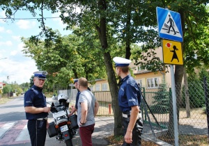 Policjanci sprawdzali i oceniali stan bezpieczeństwa pod szkołami