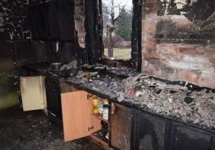 Apel Policji i Straży Pożarnej - zadbajmy o szczelność przewodów kominowych. Wczoraj w pożarze domu zginęła kobieta.