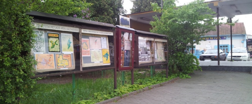 Nowe mini wystawy TPMM  w gablotach przy byłym kinie