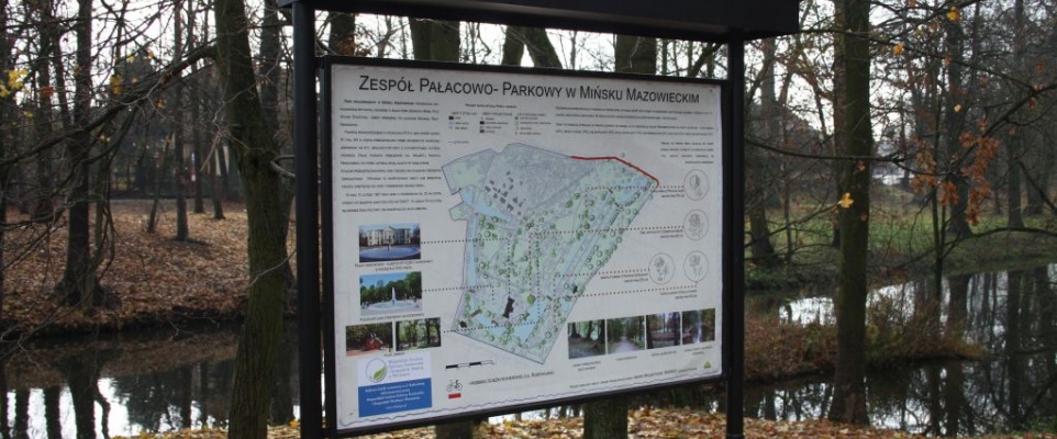 Tablica informacyjna o zespole pałacowo-parkowym