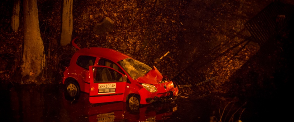 Wypadek na Budowlanej: auto wpadło do Srebrnej