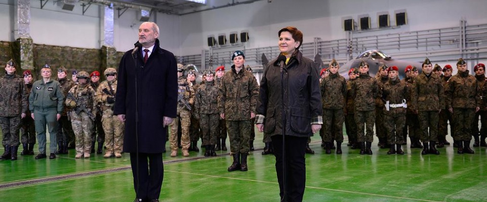 Premier Beata Szydło i minister Antoni Macierewicz w 23. Bazie Lotnictwa Taktycznego