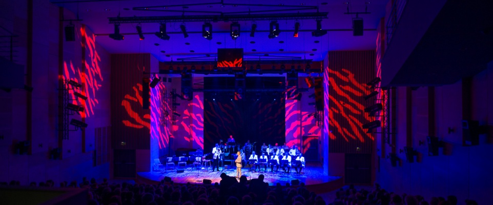 MM Big Band, Kobiety i śpiew