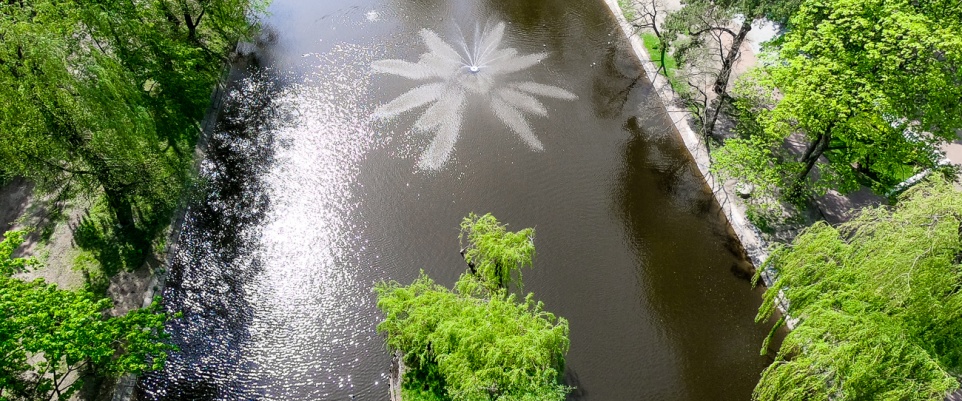 Ł&oacute;dki i rowery w parku