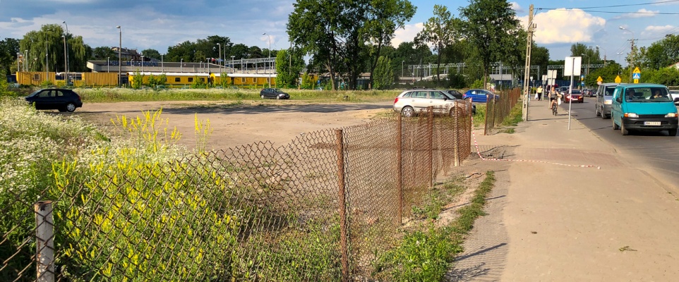 Dziki parking przy stacji PKP ogrodzony