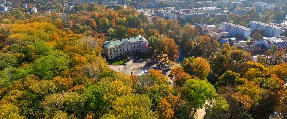 Przyszłość &bdquo;poligonu&rdquo;, komunikacja miejska i strefa płatnego parkowania w 2021 r. oraz nowa ulica i nowy radny &ndash; czyli XLIX sesja Rady Miasta w skr&oacute;cie