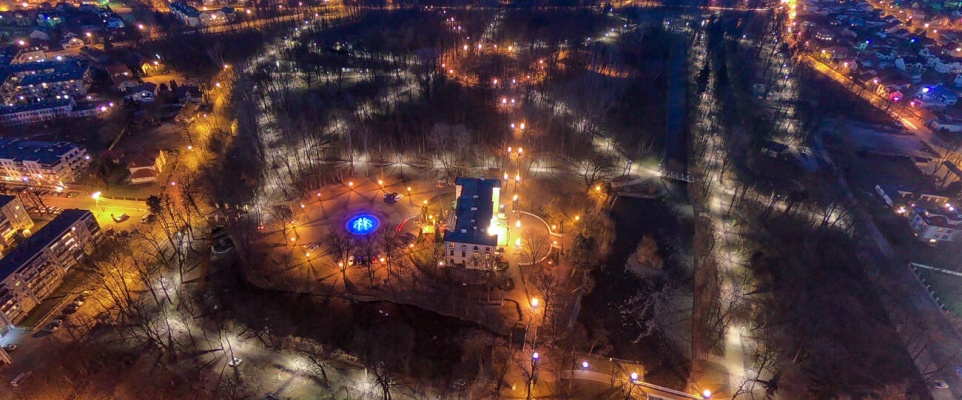 Widziane z góry: nowe oświetlenie w parku miejskim