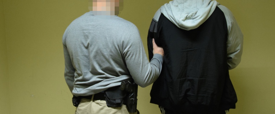 Wpadł podczas pr&oacute;by pisania obraźliwego tekstu o policjantach na elewacji komendy