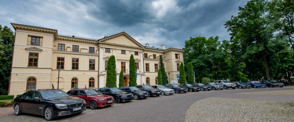 BMW przed Pałacem