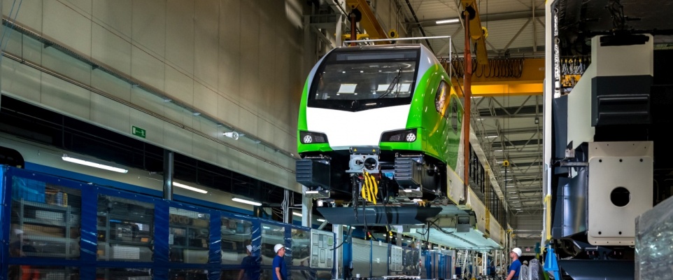 Pierwszy z 71 pojazd&oacute;w FLIRT dla Kolei Mazowieckich zestawiony