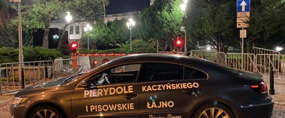 Samochód Stonogi na ulicach Mińska