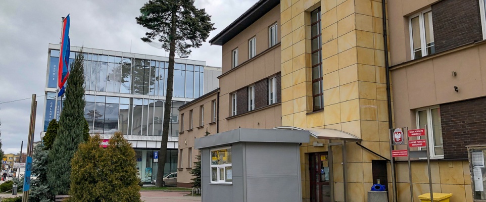 Przed wejściem do Starostwa