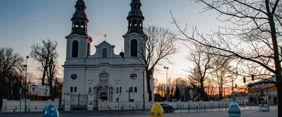 Kolorowe pisanki na Starym Rynku i przed Urzędem Miasta