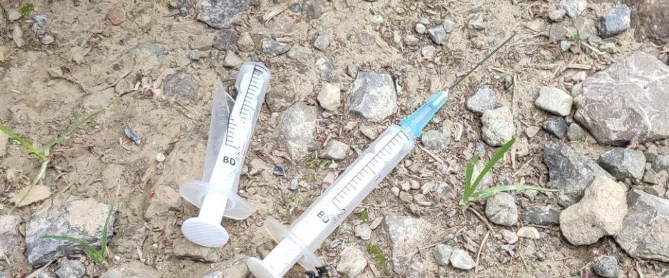 Niezabezpieczona strzykawka z igłą była w worku na śmieci. Ukłuł się podleśniczy