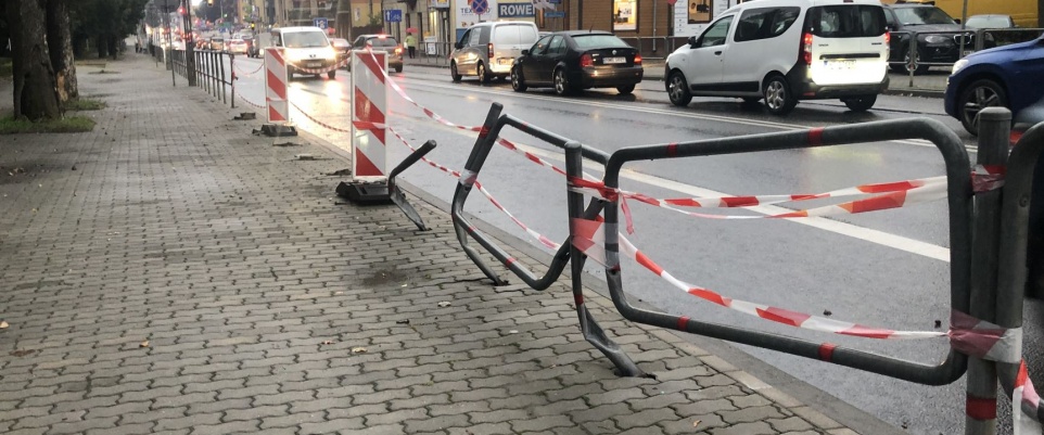 Samochód uszkodził barierki przy ul. Warszawskiej